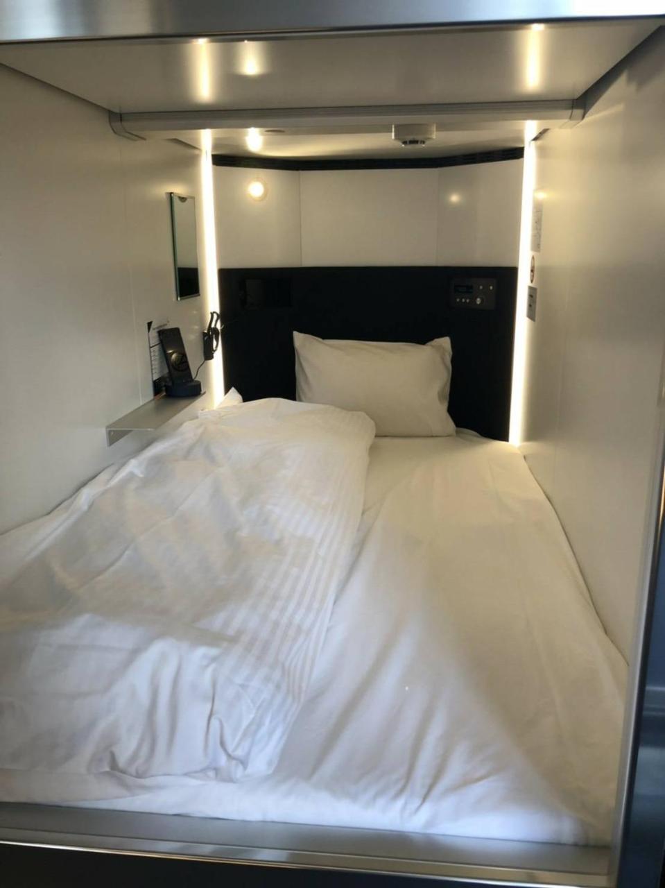 Hearts Capsule Hotel & Spa Hakata Fukuoka  Exteriör bild